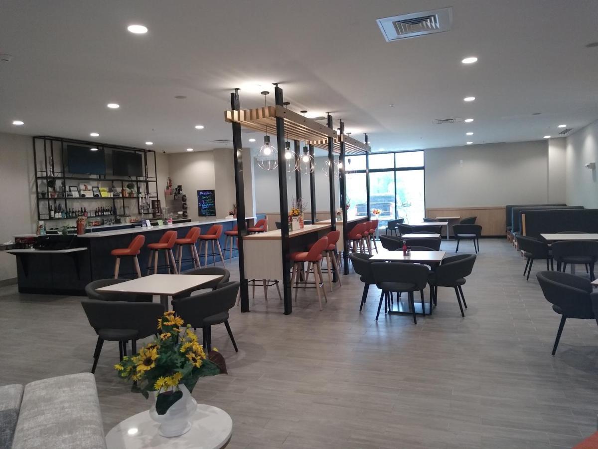Holiday Inn - Kansas City - Northeast By Ihg Kültér fotó